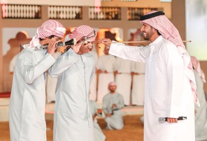 العامري يزيد من حماس الجمهور والأطفال في "الميدان"